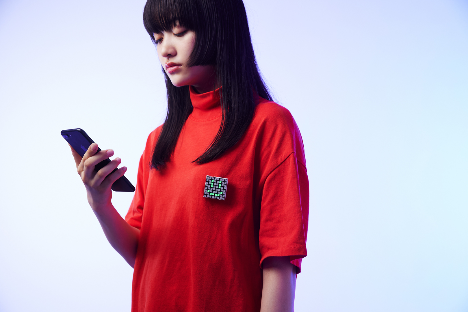 モデルスマホ操作上半身